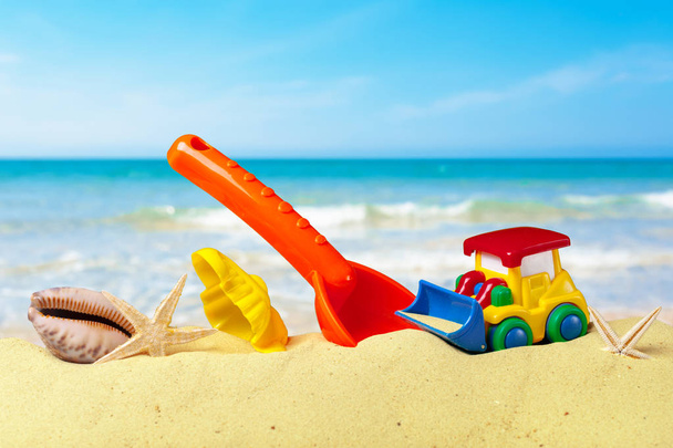 Yaz saati plaj oyuncakları kum üzerinde - Fotoğraf, Görsel