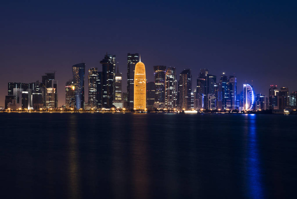 Verlichte Doha Skyline nacht Stadszicht - Foto, afbeelding