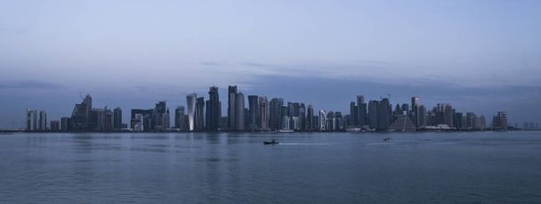 Ochtend schemering Doha Skyline bekijken. Qatar, Midden-Oosten - Foto, afbeelding