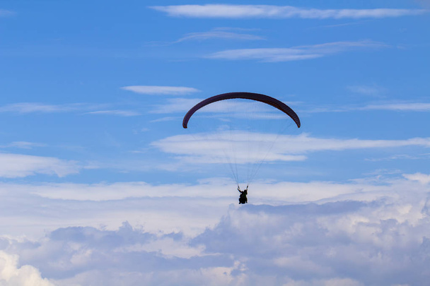 aktiver Lebensstil, extreme Hobbys. Fallschirmsprung gegen den blauen Himmel. - Foto, Bild