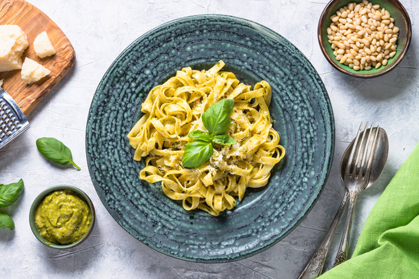Tagliatelle pasta with pesto sauce and parmesan. - Foto, immagini