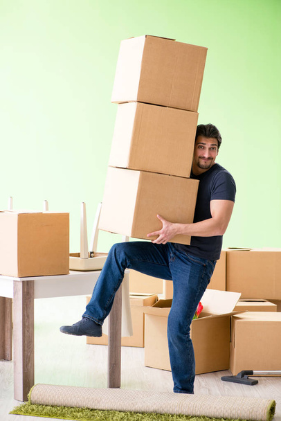 Man moving house with boxes - Φωτογραφία, εικόνα