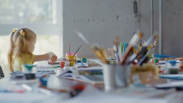 Маленькая девочка рисует детский сад. Уроки рисования для детей дошкольного возраста
 - Кадры, видео