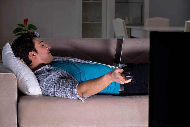 Hombre viendo la televisión tarde en la noche - Foto, Imagen