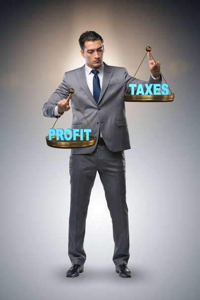 利益と税金を比較する実業家 - 写真・画像