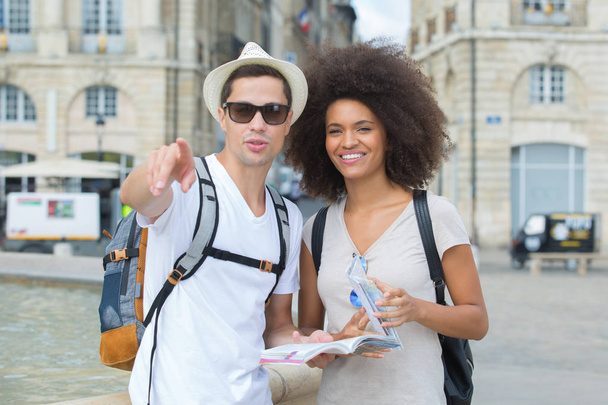 young couple of tourists in the city - Foto, Imagen