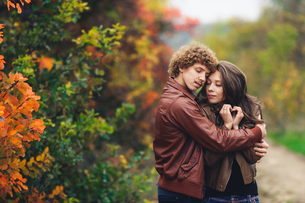 Щаслива пара закоханих восени
 - Фото, зображення