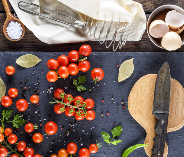kitchen wooden board and knife, next ripe cherry tomatoes - Zdjęcie, obraz
