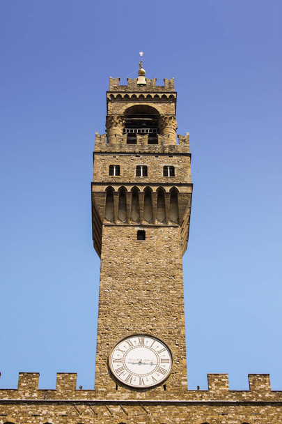 Close-up van toren van Palazzo Vecchio, oude stadhuis van Firenze, Toscana, Italië - Foto, afbeelding