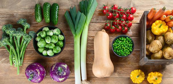 Blick von oben auf frisches und lokal angebautes Gemüse. natürliche landwirtschaftliche Produkte. Konzept der gesunden Ernährung.  - Foto, Bild