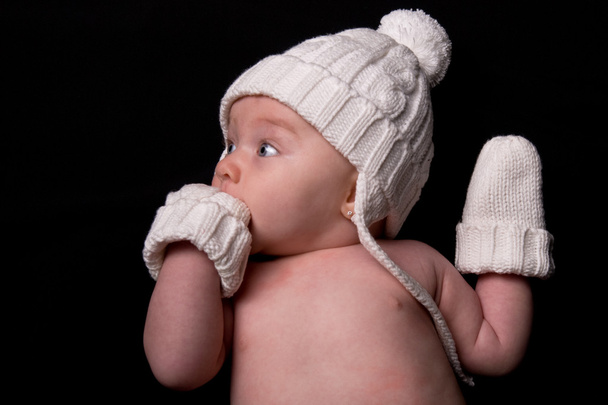 Bebé en sombrero y manoplas en negro
 - Foto, Imagen