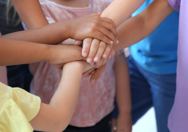 Küçük çocuklar birlikte ellerini koyarak, kapalı. Birlik kavramı - Fotoğraf, Görsel
