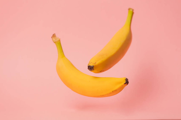 Deux bananes jaunes lévitent dans l'air
 - Photo, image