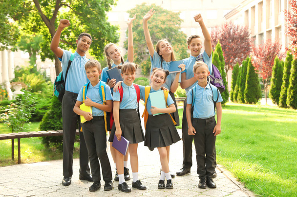 Gruppe von Kindern in stilvoller Schuluniform im Freien - Foto, Bild