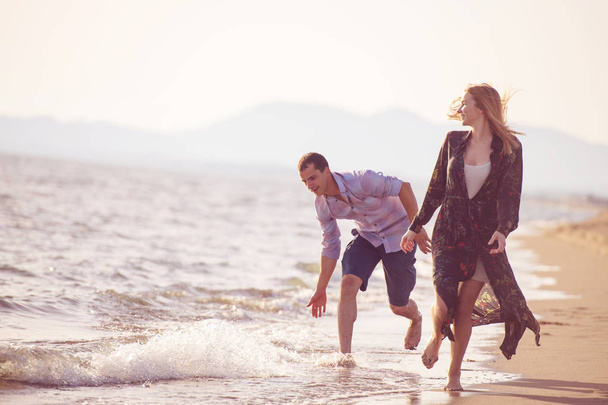 mutlu aşk iki okyanus kıyısında yürüyüş  - Fotoğraf, Görsel