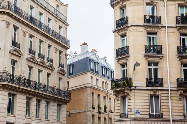 Zabytkowe budynki przy ulicy Danton w Paryżu Francja - Zdjęcie, obraz