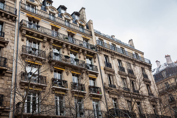 Антикварные здания на улице Дантон в Париже Франция
 - Фото, изображение