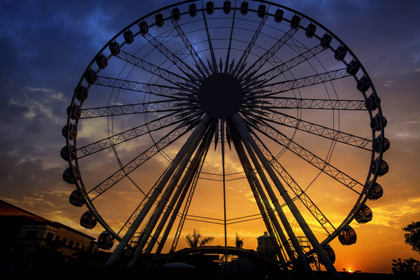 Силует оглядовим колесом з яскравими небо фоном в Бангкоку, Таїланд - Фото, зображення