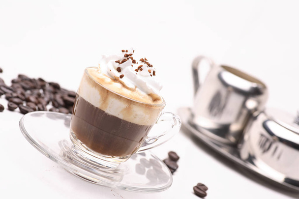 горячий кофе Espresso Con Panna в прозрачном стакане на белом фоне с кофе beans.in студии
. - Фото, изображение
