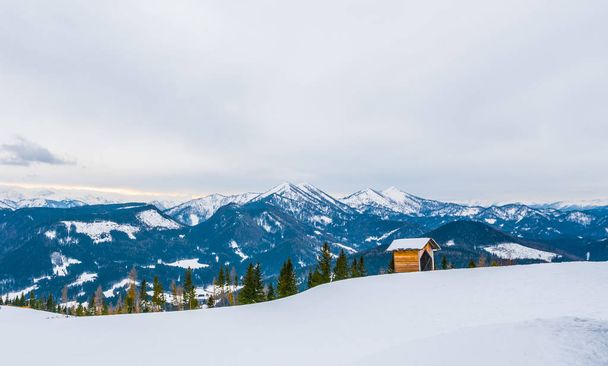 Hófödte hegyek, a síelés Ausztria - Fotó, kép