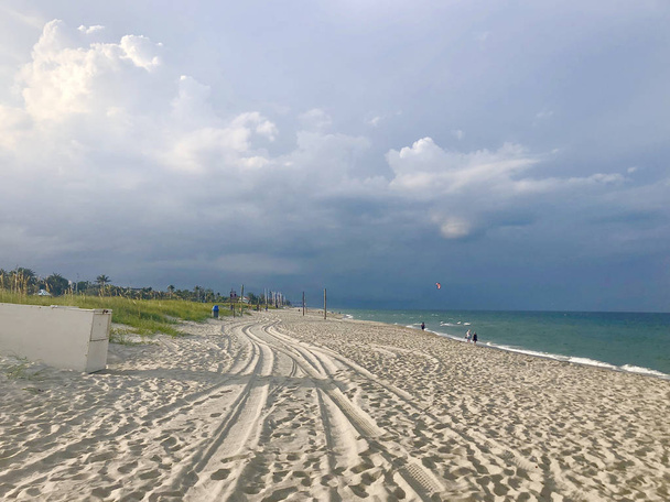 vihar felhők és a hurrikán az óceán a homokos tengerparton - Fotó, kép