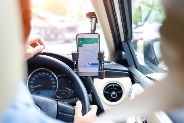 Smartphone in een auto gebruiken voor het navigeren of Gps, reizen achtergrond - Foto, afbeelding