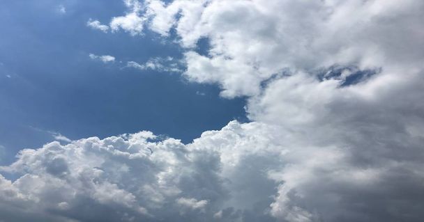 Красивые облака на голубом фоне неба. Облачное небо. Голубое небо с облачной погодой, облако природы. Белые облака, голубое небо и солнце
 - Фото, изображение