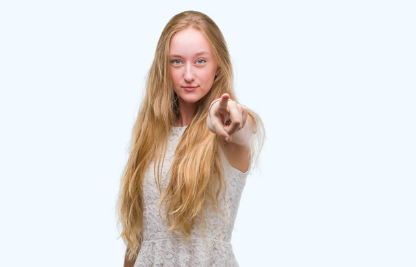 Rubia adolescente mujer señalando con el dedo a la cámara y a usted, signo de mano, gesto positivo y seguro de sí mismo desde el frente
 - Foto, Imagen