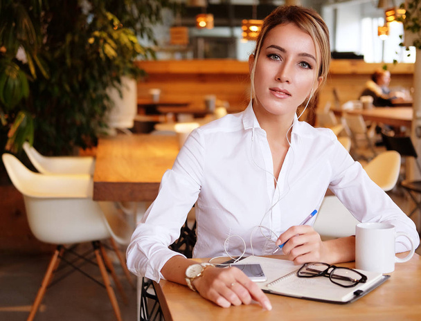 концепция бизнеса и людей: современная деловая женщина в городском кафе
 - Фото, изображение