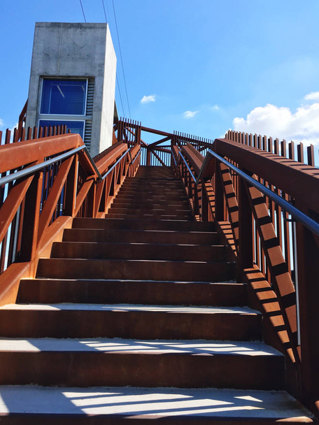 fabrikada paslı merdivenler - Fotoğraf, Görsel