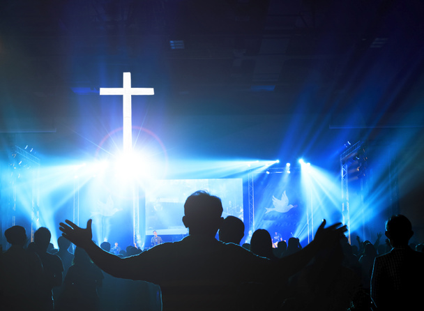 Kerk aanbidden concept: christenen verhogen hun handen in lof en aanbidding op een nachtconcert van de muziek - Foto, afbeelding