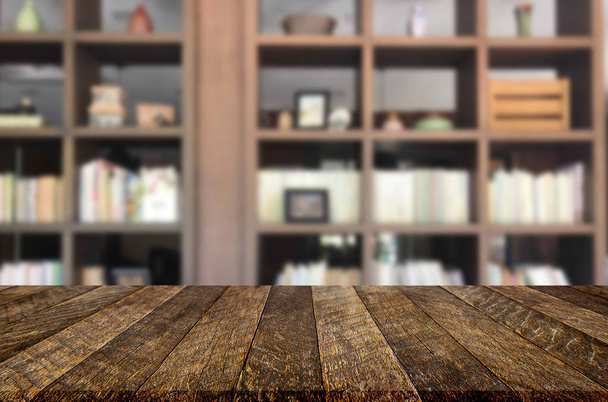Plateau en bois espace de table vide plate-forme devant la bibliothèque floue de l'arrière-plan - peut être utilisé pour afficher ou monter vos produits. Maquette pour l'affichage du produit
 - Photo, image