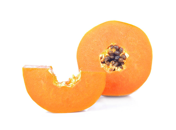 reife Papaya isoliert auf weißem Hintergrund, halbiert - Foto, Bild