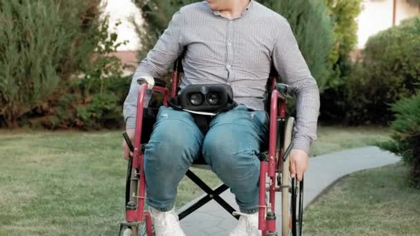 A fogyatékos ember egy tolószékben szék ruhák a virtuális-valóság sisak - Felvétel, videó