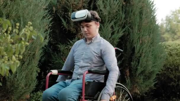 Un hombre discapacitado en silla de ruedas viste un casco de realidad virtual 4k
 - Imágenes, Vídeo