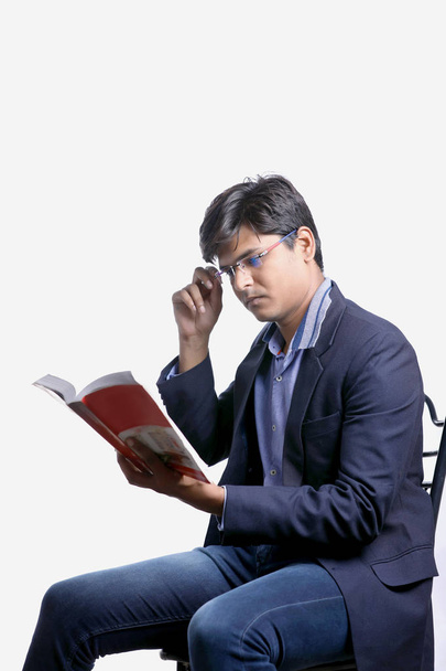 jonge Indiase op pak met boek  - Foto, afbeelding