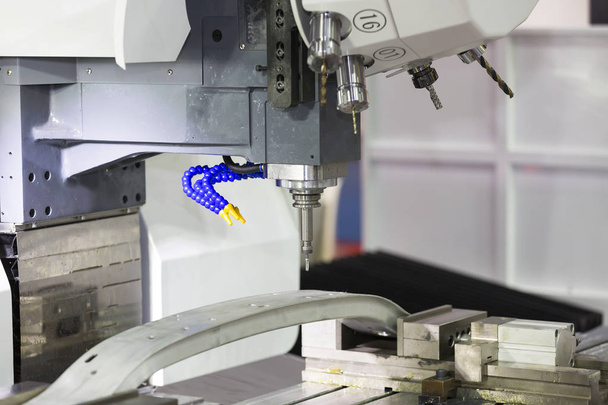 mecanizado de piezas de precisión por centro de mecanizado CNC. ingeniería y tecnología de fabricación industrial para piezas automotrices y eléctricas de alta calidad por CNC CAD CAM
 - Foto, imagen