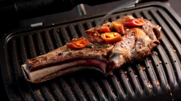 Grilled bone-in ribeye steak with chili - Footage, Video