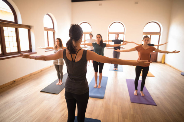Női jóga oktatói képzés a jóga gyakorlása embercsoport fitness Club - Fotó, kép