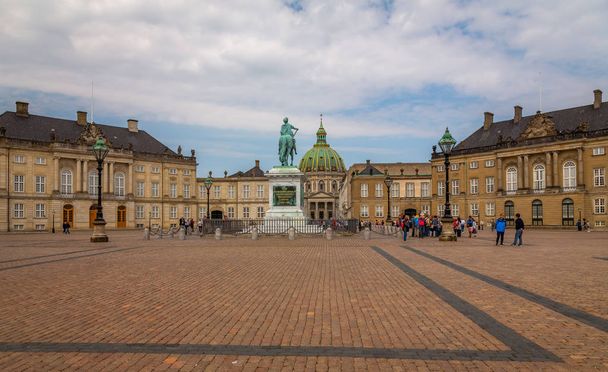 Amalienborg paleis in Kopenhagen, Denemarken. Rondom het paleis plein met het standbeeld van koning Frederik V van 1771, is Amalienborg opgebouwd uit vier identieke gebouwen. - Foto, afbeelding