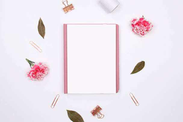 Нарисуйте дневник с розовым цветком гвоздики на белом фоне. Квартира лежала, вид сверху. стильная женщина-блоггер
.  - Фото, изображение