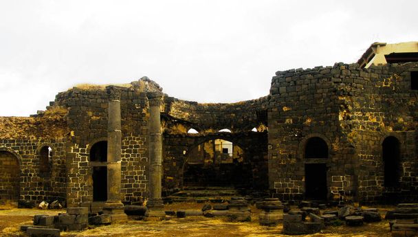 Panorama della città vecchia di Bosra in rovina in Siria
 - Foto, immagini