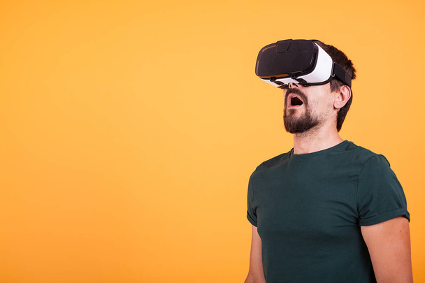 VR sanal gerçeklik kulaklık giyen adam hayran olduğunu - Fotoğraf, Görsel
