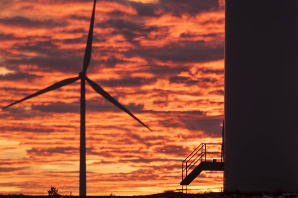 夕暮れ、風力エネルギー風力タービン - 写真・画像