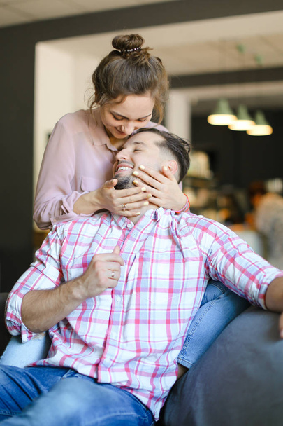 Joven esposa europea besando marido en casa
. - Foto, imagen