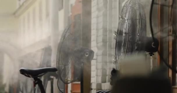 Ventiladores de calle pulverizando el aire refrescante del agua
 - Imágenes, Vídeo