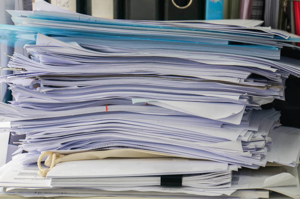 крупним планом брудні бізнес-документи стоси на офісному столі
 - Фото, зображення