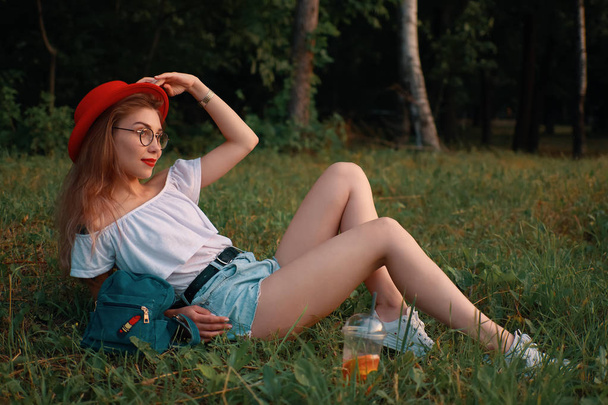 Urbano bella ragazza prendendo una pausa sana nel parco riposo
  - Foto, immagini