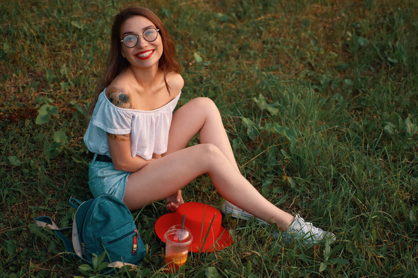 Městské krásná dívka zdravou pauzu v parku odpočívá  - Fotografie, Obrázek