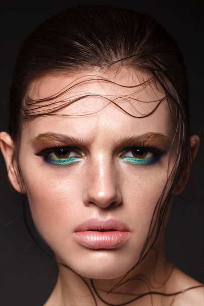 Portrait of brunette model with green eyeliner and wet hair - Fotoğraf, Görsel